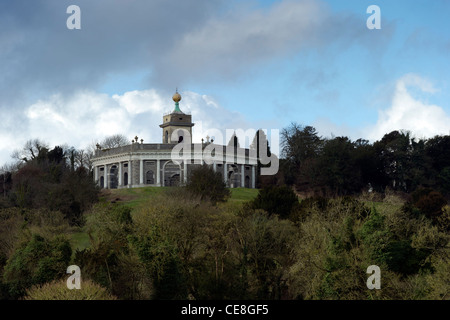 Une vue lointaine du mausolée Dashwood sur le sommet de la colline de West Wycombe Bucks UK Banque D'Images