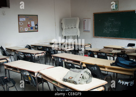 Classe, plat recouvert d'un tissu, photo de Che Guevara sur le mur Banque D'Images