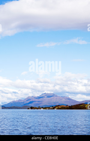 L'emblématique Ben Lomond mountain à partir d'un bateau sur le Loch Lomond près de Balloch Ecosse, Écossais Banque D'Images