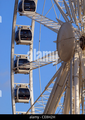 Un peu abstraite de la roue de Brighton contre un ciel bleu clair Banque D'Images