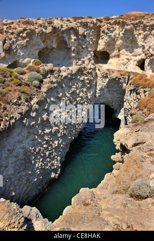 Île de Milos, en Grèce. Papafrangas 'cavebeach' un 'naturelle extérieure, côté nord-ouest de Milos, à environ 4 km de Pollonia village. Banque D'Images