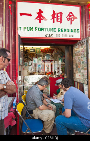 Les gens obtenant leurs paumes pour lire leur fortune par Leo au calembour Il Fortune Lectures à Los Angeles, Chinatown. Banque D'Images