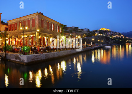 La ville de Molyvos dans l'île de Lesbos, dans le 'blue' heure. Le nord de l'Egée, Grèce Banque D'Images