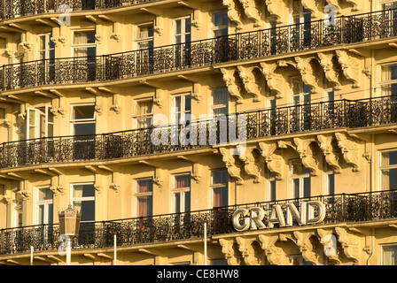 Du très grand hôtel façade sur le front de mer de Brighton. Banque D'Images