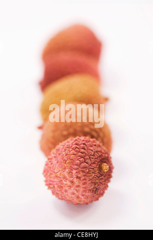 Chinenesis litchi. Lychee fruit sur un fond blanc. Banque D'Images