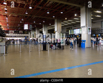 Les gens à l'arrivée, le plancher de l'espace Terminal 2, l'Aéroport International de Guarulhos, Gouverneur Andre Franco Montoro, alias l'aéroport Cumbica, Sao Paulo, Brésil Banque D'Images