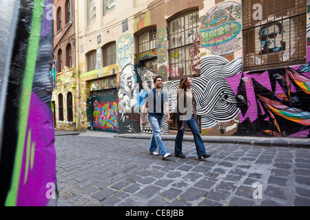 Jeune couple à la recherche de l'art de rue en ruelle. Hosier Lane, Melbourne, Victoria, Australie Banque D'Images