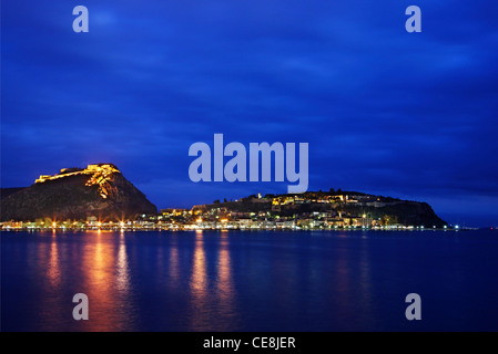 Vue panoramique vue de nuit sur la ville de Nauplie avec les châteaux de Palamidi et Akronafplia juste au-dessus. L'Argolide, Péloponnèse, Grèce Banque D'Images