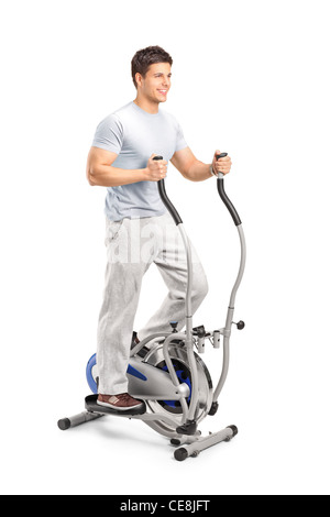 Bel homme exerçant sur un cross trainer machine Banque D'Images