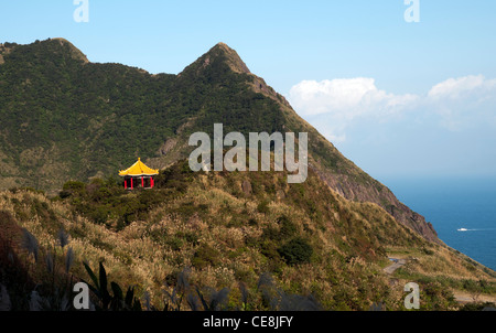 Petit temple bouddhiste avec toit rouge jaune en haut de la montagne en Amérique du Taiwan Banque D'Images