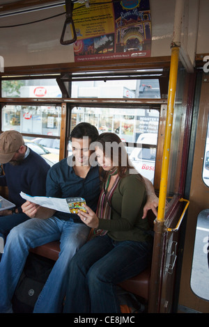 Jeune couple sur le tramway de la ville à la recherche de carte touristique. Melbourne, Victoria, Australie Banque D'Images