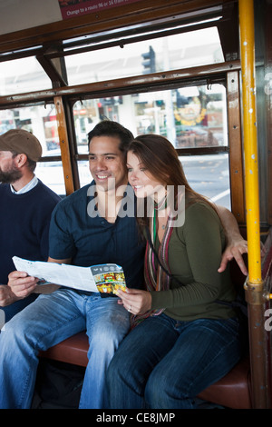 Jeune couple sur le tram holding carte touristique. Melbourne, Victoria, Australie Banque D'Images