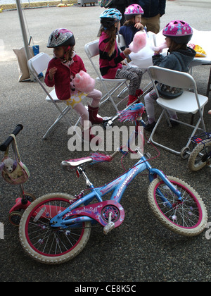 Les jeunes filles portant des casques de vélo, Brooklyn, New York Banque D'Images