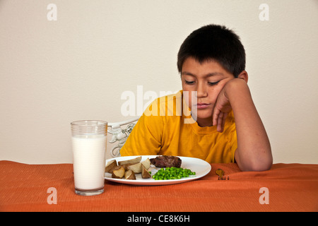 10-11 ans Hispanic boy ne veut pas manger la diversité raciale multi culturel multiculturel la diversité raciale. M. © Myrleen Pearson Banque D'Images