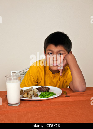 10-11 ans Hispanic boy ne veut pas manger son repas. la diversité raciale multi multiculturelles la diversité raciale Monsieur © Myrleen Pearson Banque D'Images