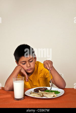 10-11 ans Hispanic boy ne veut pas manger. M. © Myrleen Pearson Banque D'Images