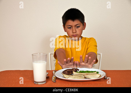 10-11 ans Hispanic boy ne veut pas manger la diversité raciale multi culturel multiculturel la diversité raciale. M. © Myrleen Pearson Banque D'Images