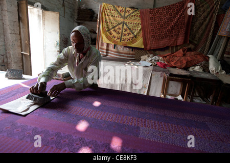 Cale en bois l'impression sur textile teintures lors d'une petite usine à Sanganer village, à l'extérieur de Jaipur, au Rajasthan, Inde Banque D'Images