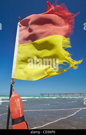 Sauvetage sur plage drapeau, Nouvelle plage de Brighton, Christchurch, Canterbury, île du Sud, Nouvelle-Zélande Banque D'Images