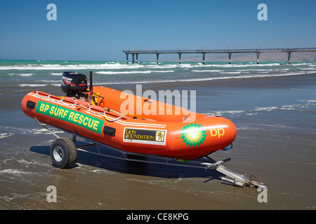 Bateau de sauvetage surf gonflable, New Brighton Beach, Christchurch, Canterbury, île du Sud, Nouvelle-Zélande Banque D'Images