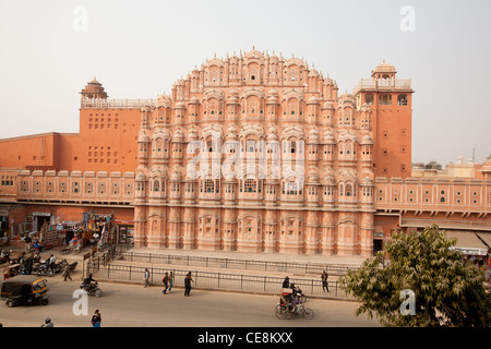 Le Hawa Mahal, le Palais des Vents, construit en 1799 par le Maharaja Sawai Pratap Singh, à Jaipur, au Rajasthan, Inde Banque D'Images