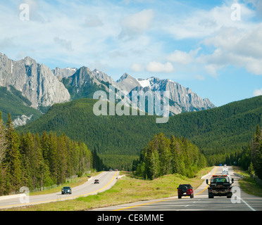 Véhicules sur la Trans Canada Highway 1 dans le parc national de Banff Alberta Canada Banque D'Images