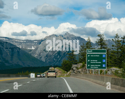Véhicules sur la Trans Canada Highway 1 dans le parc national de Banff Alberta Canada Banque D'Images