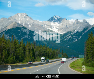 Véhicules sur la Trans Canada Highway 1 dans le parc national de Banff Alberta Canada Banque D'Images
