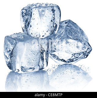 Trois cubes de glace sur fond blanc. Banque D'Images