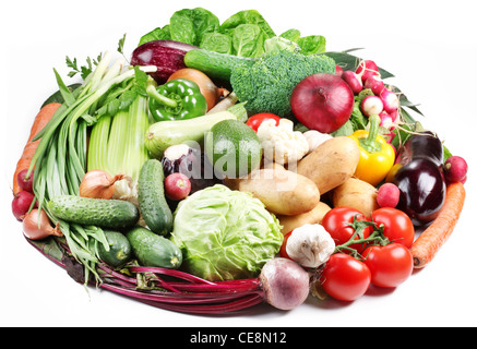 Variété de légumes sont disposés dans un cercle sur un fond blanc. Banque D'Images