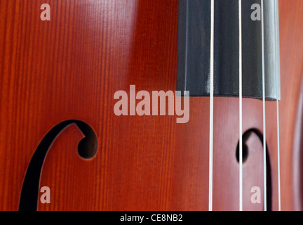 Vue rapprochée d'un violoncelle classique en bois avec des cordes et des ponts. Banque D'Images