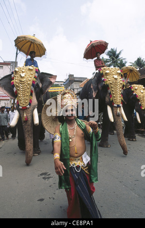 Procession d'éléphants menée par l'homme en costume de roi ; festival d'Onam ; kerala ; inde ; asie Banque D'Images