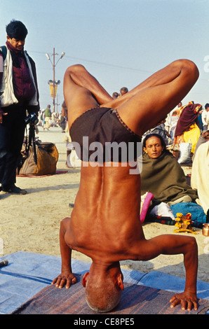 81150 SOA : indian man doing yoga wavecrest kumbh ; juste ; Allahabad Uttar Pradesh ; Inde ; Banque D'Images