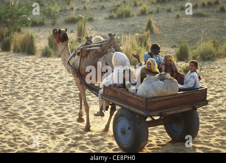 Smr 80317 : famille indienne sur camel panier à Pushkar Fair le Rajasthan en Inde Banque D'Images