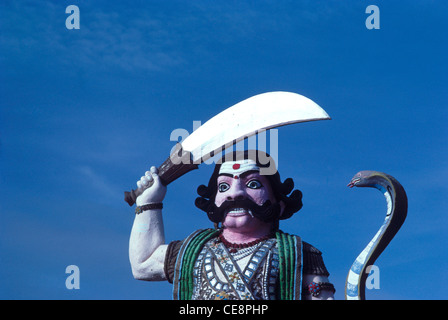 Statue Mahishasura avec épée et serpent dans chamundi hill Mysore, Karnataka, Inde Banque D'Images