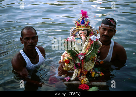 81378 : End Festival tête d'éléphant Ganesh ganpati Seigneur l'immersion dans l'Inde Maharashtra dahisar village Banque D'Images