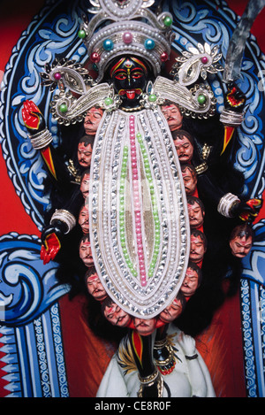 La Déesse Kali indiennes sur Durga Pooja puja festival avec seize 16 crânes humains calcutta kolkata West Bengal india Banque D'Images