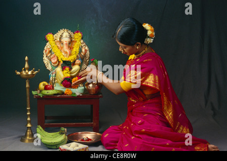 RHS 81352 : indian woman performing pooja puja de lord Ganesh ganpati sur jour de festival Elephant dirigé Dieu inde Banque D'Images