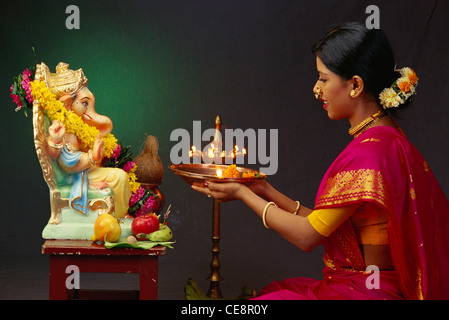 RHS 81392 : indian woman performing pooja puja de lord Ganesh ganpati le jour de l'éléphant d'inde Dieu tête Festival Banque D'Images