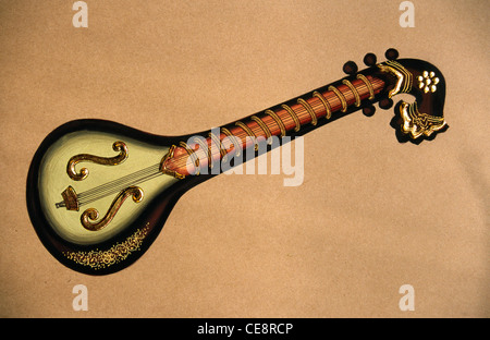 Instrument à cordes à cordes à pince indien , Sitar , peinture miniature sur papier , instrument de musique classique indien , rajasthan , inde , asie Banque D'Images