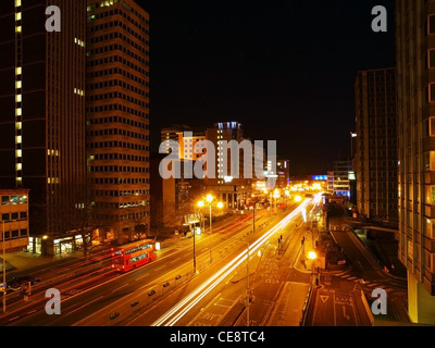 Le trafic, y compris un bus, créer des sentiers de lumière le Wellesley Road, Croydon, dans la nuit. Banque D'Images