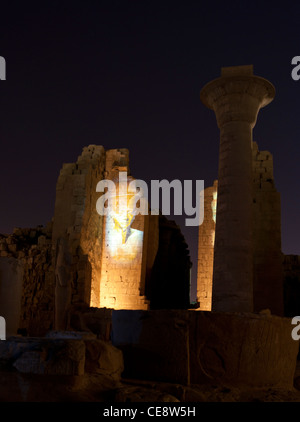 Ancien Temple égyptien de Karnak à Louxor illuminé la nuit pendant le spectacle son et lumière Banque D'Images