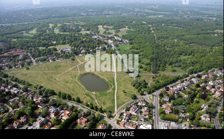 Image aérienne de Wimbledon Common avec Rushmere Pond en avant-plan, Londres Banque D'Images