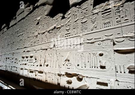 Ancien Temple égyptien de Karnak à Louxor illuminé la nuit pendant le spectacle son et lumière Banque D'Images