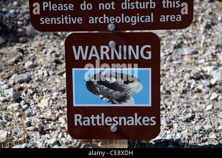 Waring signe de crotales dans la Rhyolite Nevada Banque D'Images