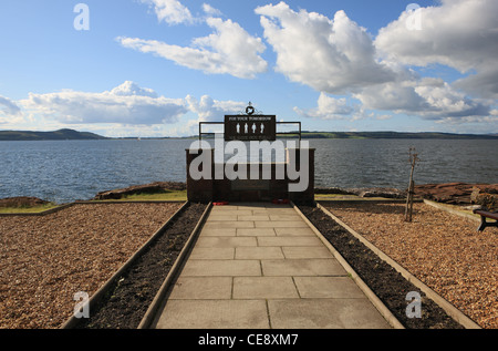 Jardin du souvenir avec plaque pour la guerre des soldats morts sur l'île de (Cumbrae) dans l'estuaire de la Clyde en Ecosse Ayrshire Banque D'Images