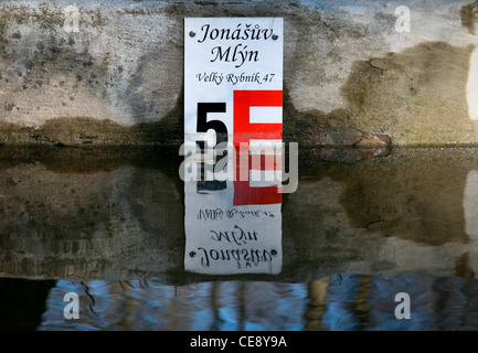 Rivière, l'eau, l'indicateur de niveau (CTK Photo/Marketa Hofmanova) Banque D'Images