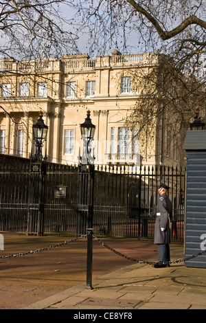 Un gardien de Queens à l'extérieur de la maison Clarence Mall Londres Angleterre Europe Banque D'Images