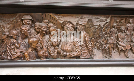 Soulagement de bronze la reine Elizabeth la reine mère et le roi George V1 à parler aux gens pendant le Blitz Banque D'Images