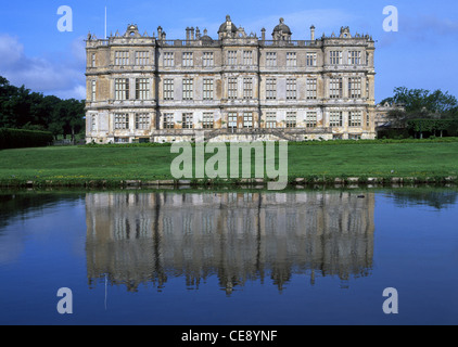 Longleat Elizabethan Country House & Maison majestueuse anglaise façade est reflétée dans le lac de la marquis de Bath près de Warminster Wiltshire Angleterre Royaume-Uni Banque D'Images